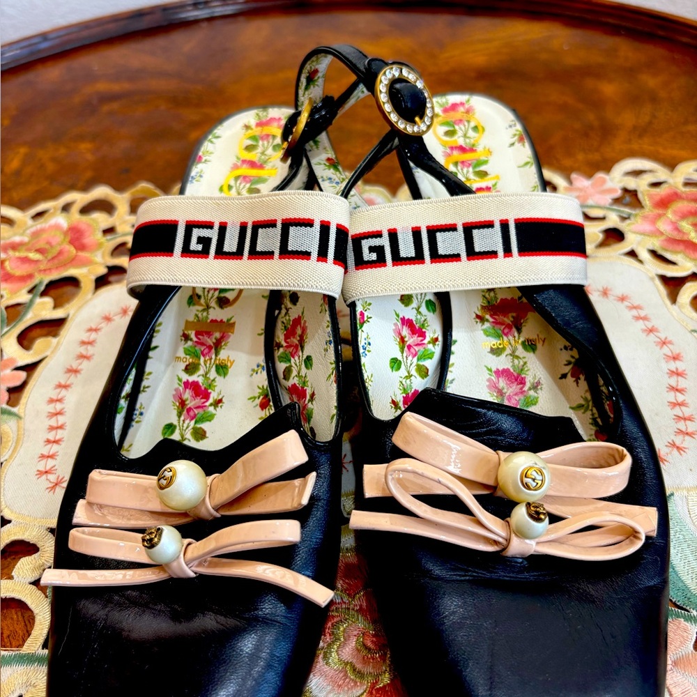 Gucci Black and Cream Sandals with Floral Insole